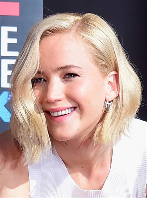 Jennifer Lawrence Has A Shaggy Lob Now And It S Also Platinum — Photos