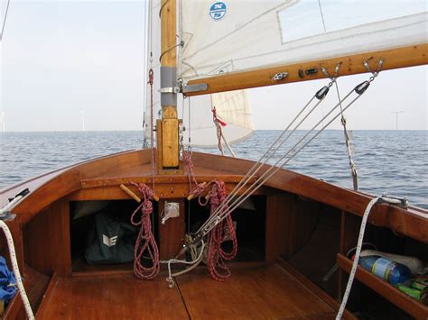 httpmnlwp contentupload de bm een houten open boot met gaffeltuig holzboote boote