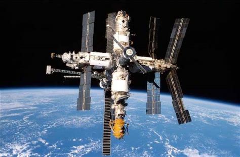 pieces   mir space station  orbit  earth
