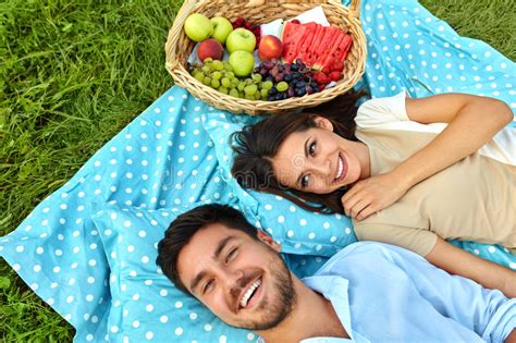 Счастливые пары в влюбленности на романтичном пикнике в парке отношение