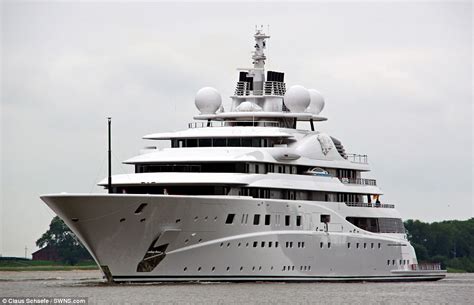 topaz  million super yacht dreamed   landlocked british designer leaves german dock