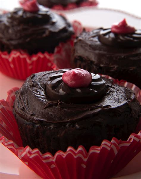 2 scrumptious cupcake recipes from sweet debbie s organic cupcakes glamour