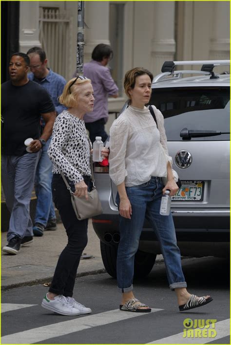 sarah paulson s girlfriend holland taylor says it s hard to watch american horror story photo