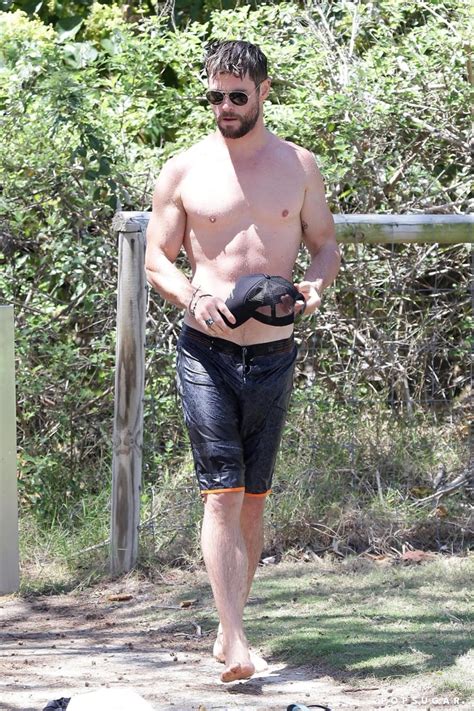 Chris Hemsworth Shirtless In Australia Pictures Oct 2017