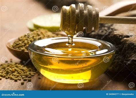 Frischer Honig Und Bienenblütenstaub Stockbild Bild Von Honig Rein