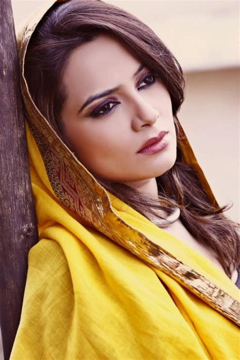 Samiksha Bhatnagar Hot In Yellow Saree Veethi