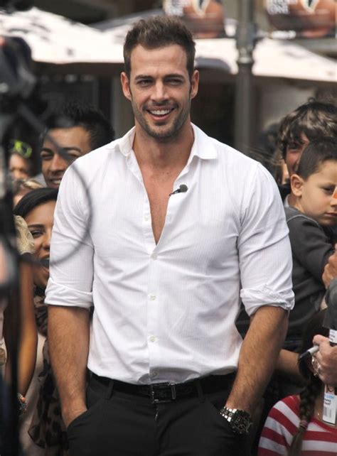 william levy seductor con camisa blanca