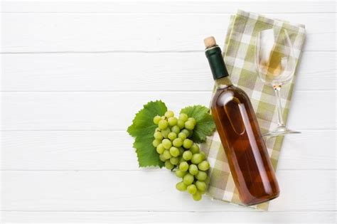 droge witte wijn met druiven gratis foto