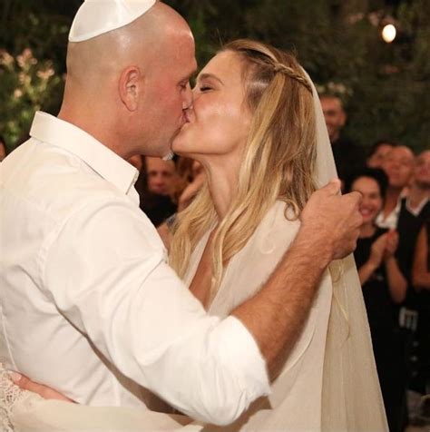 Bar Refaeli Se Declara A Marido Com Foto Do Casamento Vogue Gente