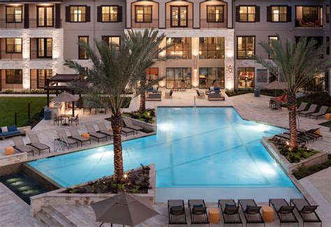 houston apartments resort style pools   splash taylor johnson