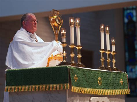 adoration   blessed sacrament holy trinity catholic church