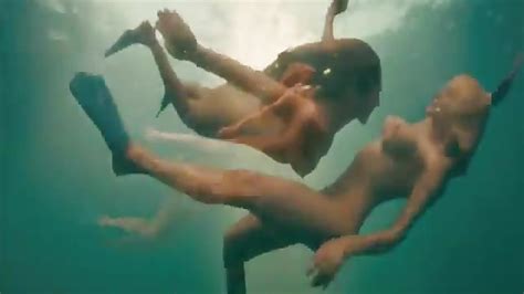 ragazze famose nude sott acqua