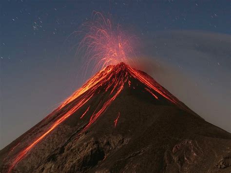 vulkan als geologische struktur aus der lava und gas entweicht