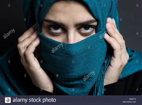 une jeune musulmane avec de beaux yeux est couvert d un hijab femme arabe sur un fond noir