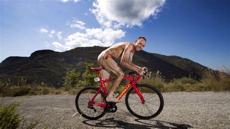 Cyclisme Chris Froome Pose Nu Sur Son Vélo