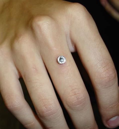 ¡tendencia nupcial cambia tu anillo de compromiso por un piercing de diamantes incrustado