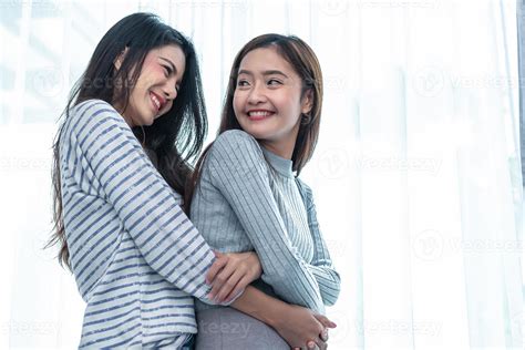 Dos Mujeres Lesbianas Asiáticas Abrazan Y Abrazan Juntos En El