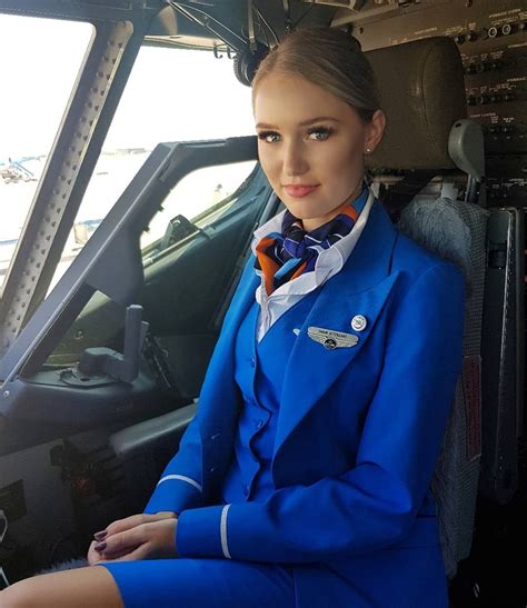 Épinglé sur air stewardess