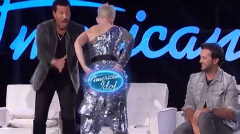 American Idol S Katy Perry Shows Off Wardrobe Malfunction During Show