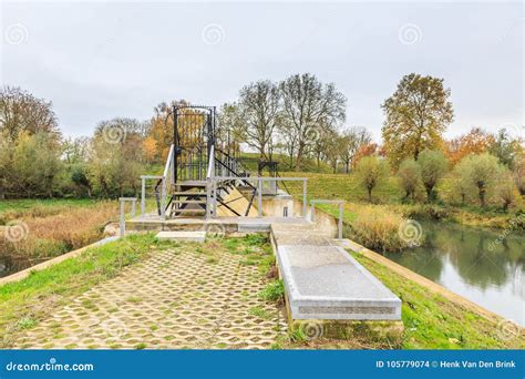 een deel van historische nederlandse defensielijn nieuwe hollandse waterlinie stock foto