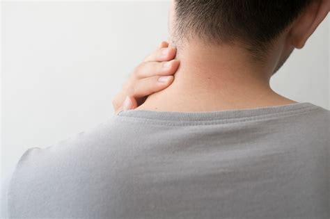 fotografia de um homem das costas  dor  lesao  pescoco foto premium