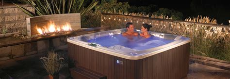 whats  difference   jacuzzi   hot tub backyard oasis