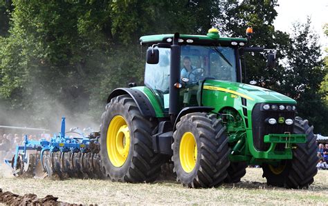 drms   deere  farmers  fix   tractors