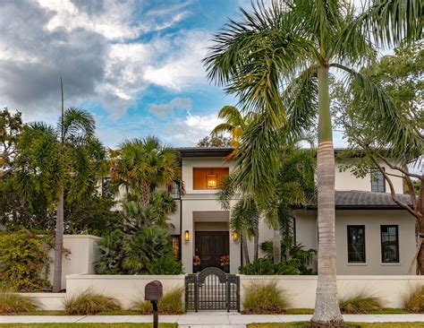 casual sophistication meets modern luxury   majestic home  florida futuristic architecture