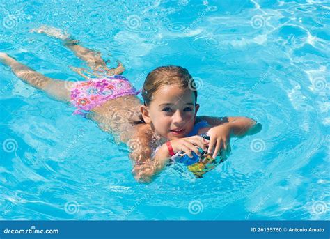 menina na piscina foto de stock imagem de felicidade