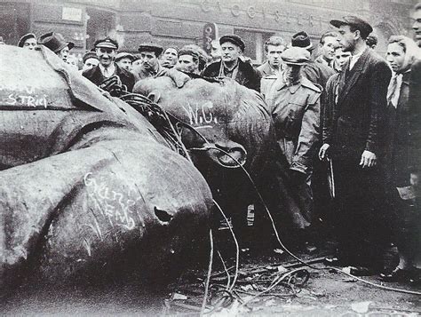 hungarian revolutionaries tear down a despised statue of