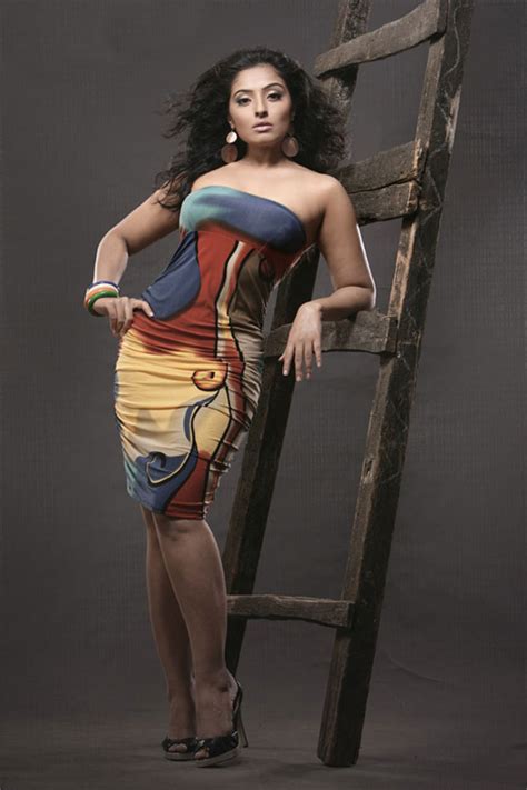 indian hot actress mumtaz showing hot curves in skin