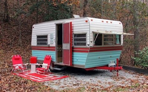 step   colorful  charming retro camper