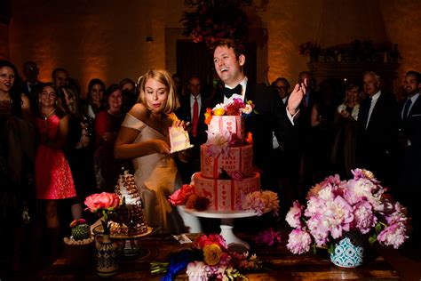 3 tips to get the best cake cutting wedding pictures to