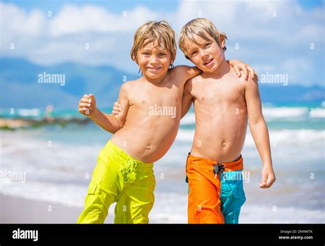 zwei jungen die spaß am tropischen strand glücklich beste freunde