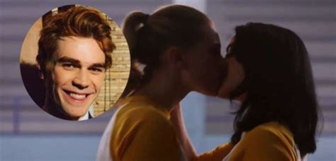 Betty And Veronica Kiss In New Riverdale Trailer