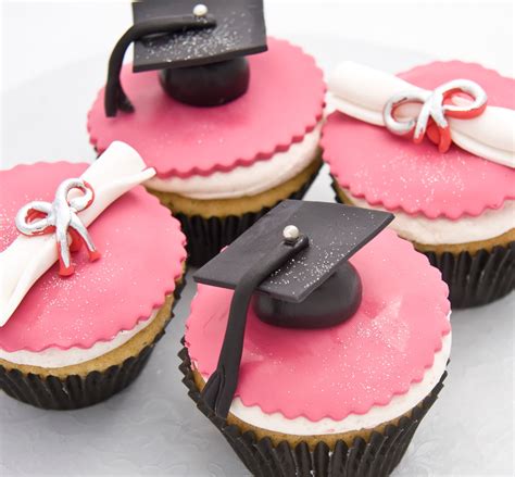 crimson cake blog graduation cupcakes