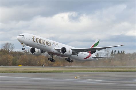 emirates takes delivery    boeing  er aircraft aviationbe