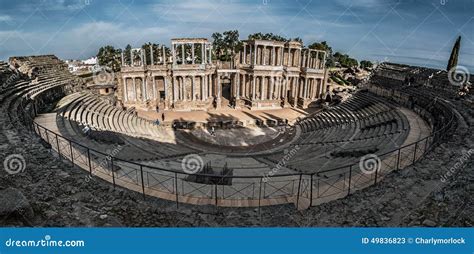 roman theatre van het uitvoerige overzicht van merida stock afbeelding image  kolom erfenis