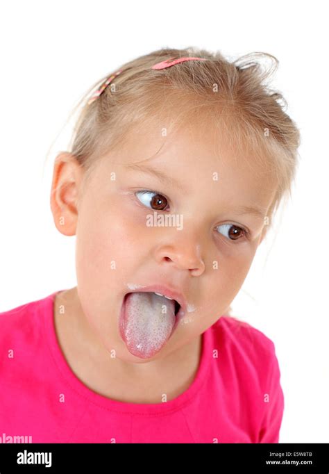 Kleine Mädchen Zeigen Ihre Milch Zunge Stockfotografie Alamy