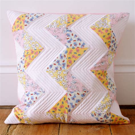 messyjesse  quilt blog  jessie fincham chevron patchwork pillow tutorial