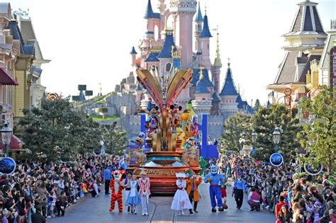 disneyland paris viert 25e verjaardag met vernieuwde attracties parade