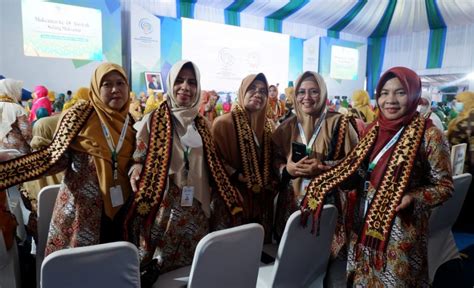 ruang sidang muktamar aisyiyah dipenuhi ragam corak budaya indonesia
