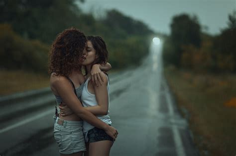 Gadis Lesbian Berciuman Di Bawah Hujan Lebat Foto Stok Unduh Gambar