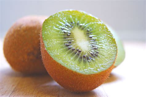 peel kiwi fruit   spoon