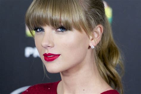 Taylor Swift Pink Lipstick Taylor Swift Beauty Looks