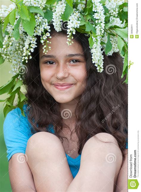 tonårig flicka med kransen av körsbärsröda blomningar på hennes huvud fotografering för