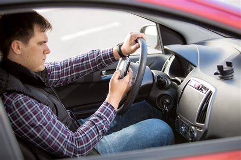 proving distracted driving caused  car accident max meyers law pllc