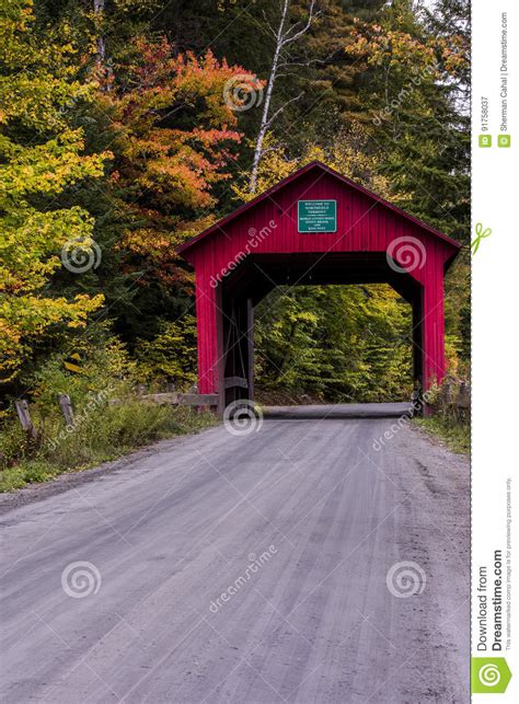 behandelde brug en grintweg de herfstdaling vermont stock afbeelding image  openlucht
