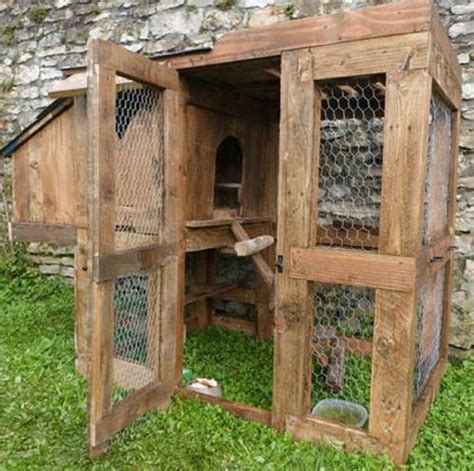 chicken coop    wood pallets upcycle art
