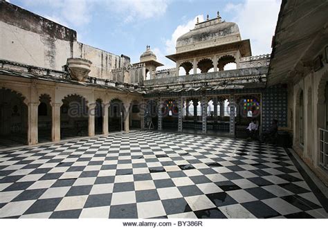 courtyards influence   indian traditional architectural element  community interactions